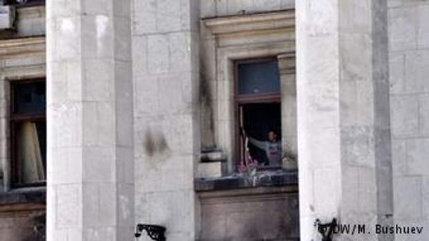 Рабочий убирает георгиевскую ленту с окна в Доме профсоюзов, 24 мая 2014 года