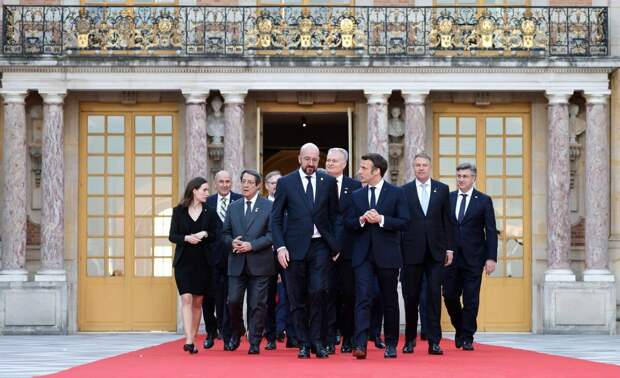 Лидеры ЕС покидают дворец в Версале после заседания в пятницу, 11 марта 2022 года. Фото Людовик Марин/AFP.