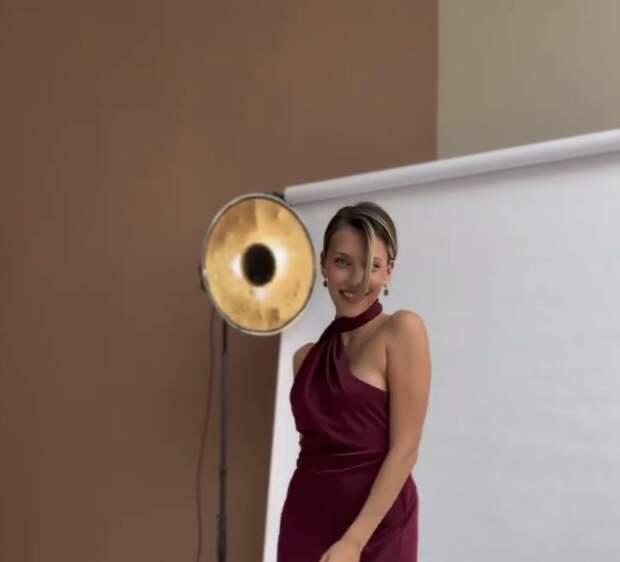 Телеведущая Регина Тодоренко снялась в облегающем платье