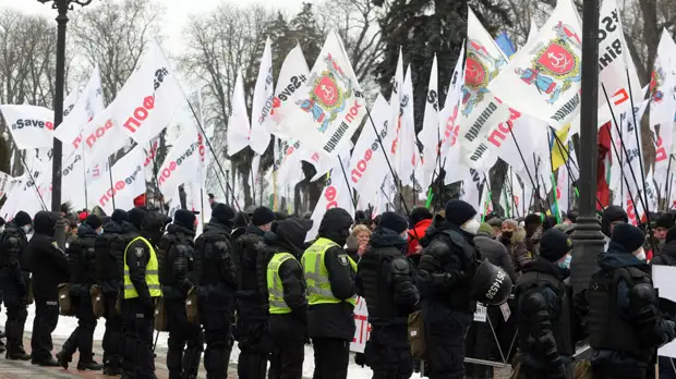 Обстановка у здания Рады стабилизировалась после столкновений полиции и протестующих