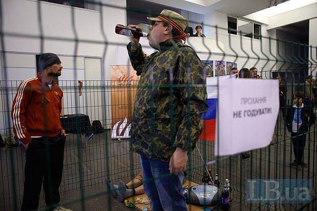 В Украине людей делают фашистами. ПЕРЕД МАССОВЫМИ УБИЙСТВАМИ ЛЮДЕЙ РАСЧЕЛОВЕЧИВАЮТ. Такая же технология применялась в нацисткой Германии. В Украине людей делают фашистами. ПЕРЕД МАССОВЫМИ УБИЙСТВАМИ ЛЮДЕЙ РАСЧЕЛОВЕЧИВАЮТ. Такая же технология применялась в нацисткой Германии.