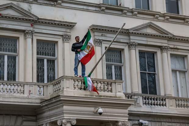 МИД Ирана вызвал посла Британии из-за инцидента с флагом в Лондоне