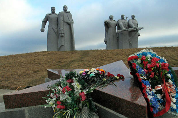 Мемориал у разъезда Дубосеково, посвященный подвигу 28 героев-панфиловцев.