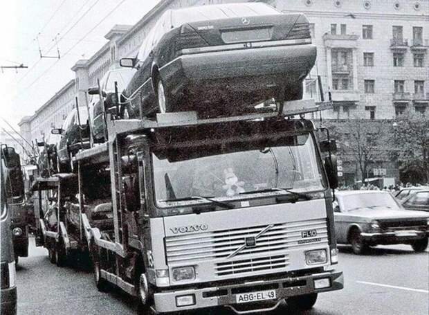 Автовоз Volvo с новенькими Мерседес W140 и W124 на улицах Москвы, начало 1990-х