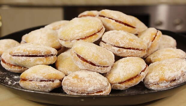 Быстрое бисквитное печенье с яблочным повидлом: мягкое, воздушное и с тонкой корочкой (ВИДЕО)