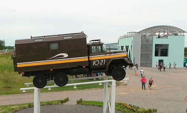 исторический ЗИЛ-131, являющийся образцом струнного транспортного средства первого поколения