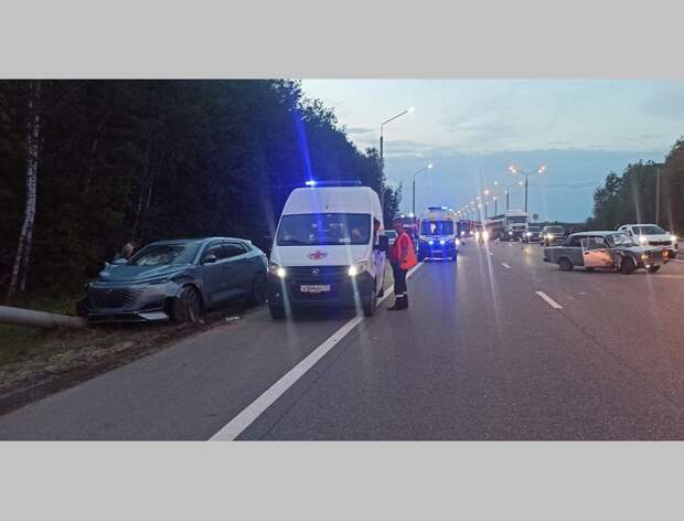 В Тульской области «семерка» врезался в иномарку, а та снесла столб