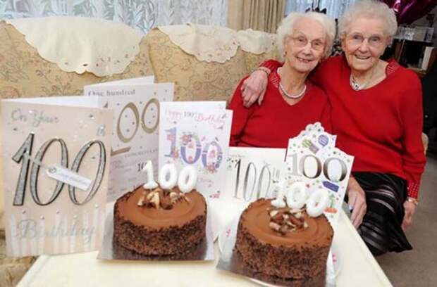 Сестры-близнецы отметили свой 100-й день рождения и поделились секретом своего долголетия близнецы, день рождения, долголетие