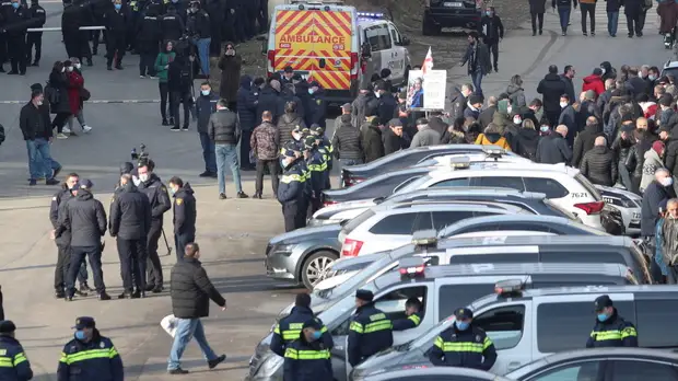 В Тбилиси произошли стычки протестующих с полицией у суда, где слушается дело Саакашвили