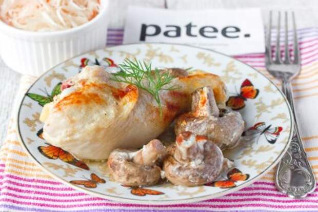 Курица, запечённая в сметане, с шампиньонами и чесноком
