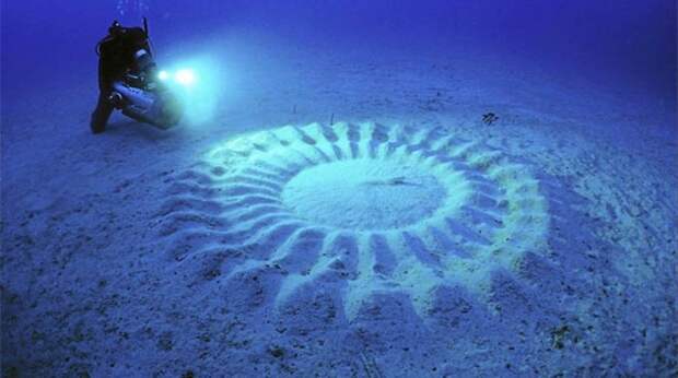 11. Подводные "круги на полях" у берегов Японии. Эти узоры создают самцы местных иглобрюхих рыб, когда им нужно привлечь самку. После спаривания самка оставляет яйца в песке в центре круга природные феномены, природные явления