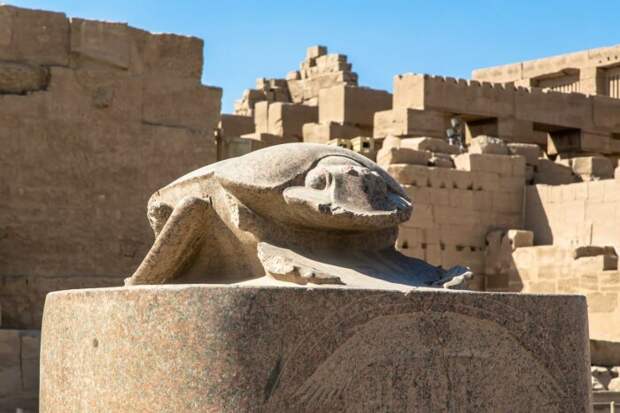 Существует поверье, что статуя жука-скарабея принесет удачу в любви (Karnak Temple, Египет). | Фото: thediscoveriesof.com.