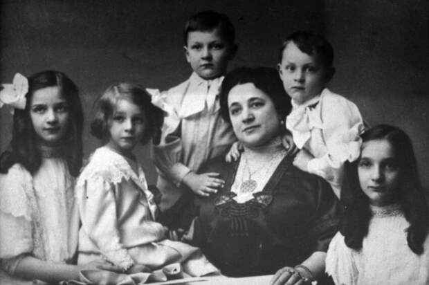 Иола Игнатьевна Торнаги-Шаляпина с детьми.