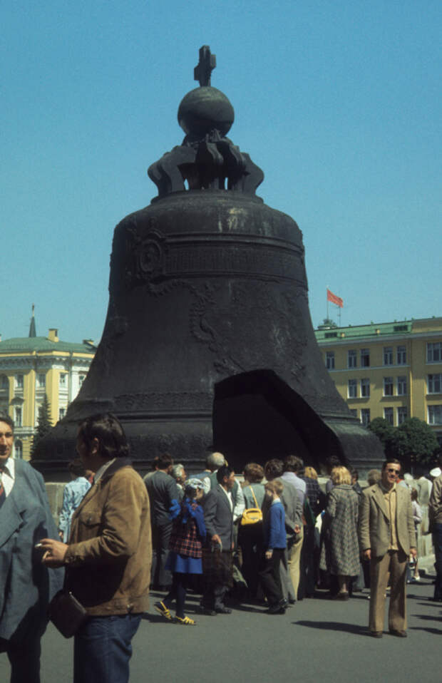 200 тонный Царь-колокол в Кремле. СССР, Москва, 1977 год.