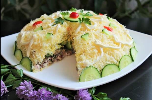 Нежный, вкусный слоёный салат с грибами. \ Фото: google.ru.