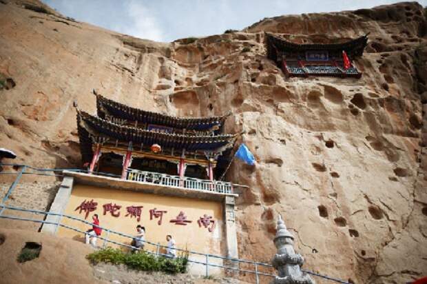 Множество ярких пагод, встроенных в скалу, образуют масштабный храмовый комплекс под названием Mati Si (Китай). | Фото: thewanderingjuan.net.