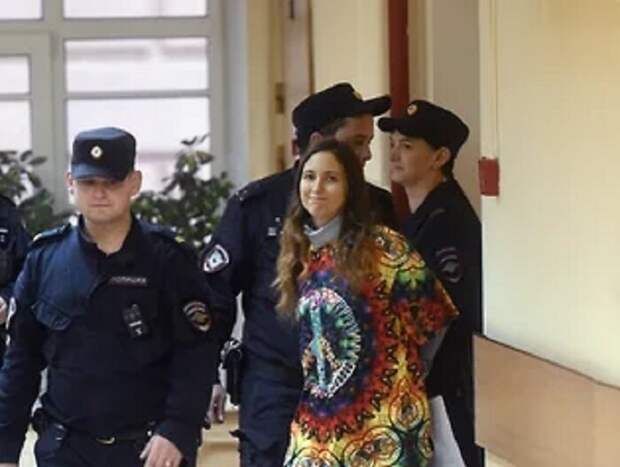 Третьего дня некую гражданку Сколиченко осудили на 7 лет общего режима. Она проживает в Санкт-Петербурге. В СМИ её называют художницей. Она — ЛГБТ-активистка и выступает "за мир во всем мире".
