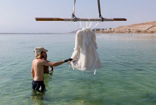 Художница на целых 2 месяца погрузила платье в Мертвое море, и вот что из этого получилось