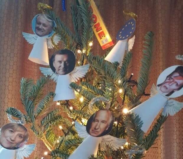 Женщина украсила свою новогоднюю елку изображениями ушедших знаменитостей знаменитости, новогодняя ёлка, фотографии