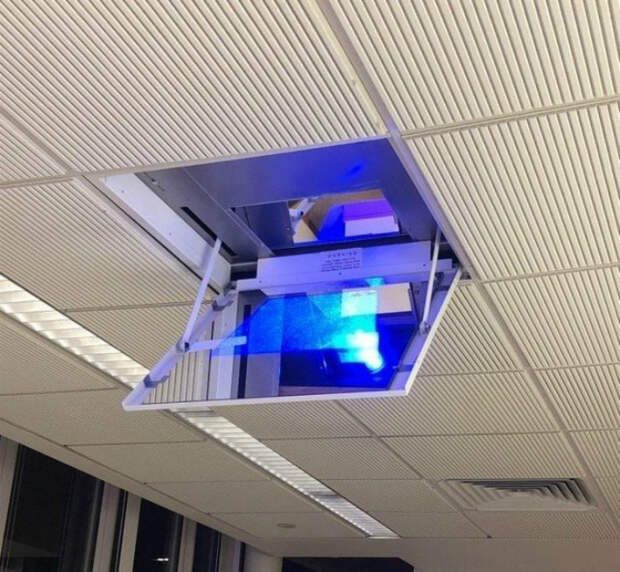 Проектор, встроенный в потолок.