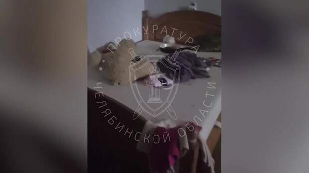 Мать бросила пятилетнего ребенка-инвалида без еды в грязной квартире