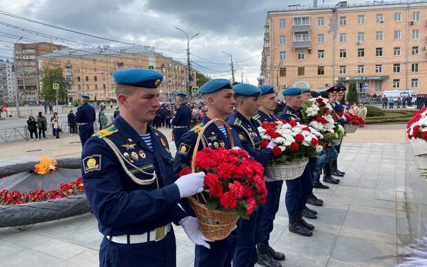 В Рязани торжества в День Победы начали с возложения цветов