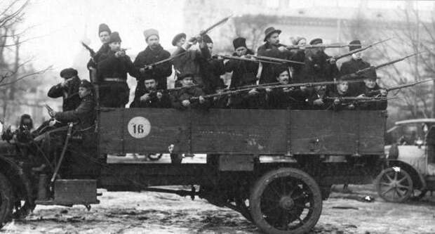Красногвардейцына грузовике в 1918 году
