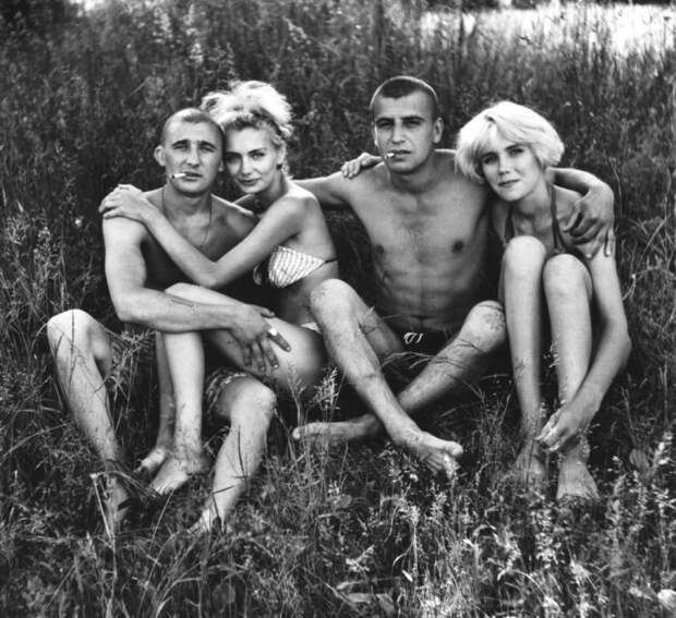 Молодые люди, отдыхающие на реке. СССР, 1990 годы.