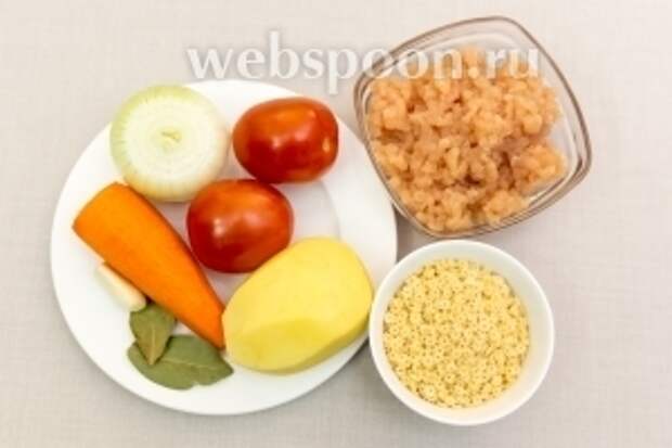 Для приготовления нам понадобятся: фарш куриный, картофель, лук, морковь, чеснок, мелкие макароны, соль, смесь перцев.