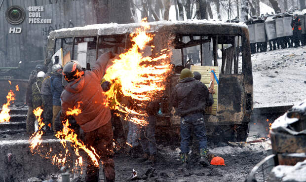 Украина. Киев. 22 января. Столкновения протестующих против действующей власти с сотрудниками правоохранительных органов. (Sergei Supinsky/AFP/Getty Images)