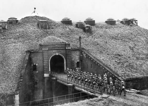 https://upload.wikimedia.org/wikipedia/commons/7/7b/Troops_of_51st_Highland_Division_march_over_a_drawbridge_into_Fort_de_Sainghain_on_the_Maginot_Line%2C_3_November_1939._O227.jpg