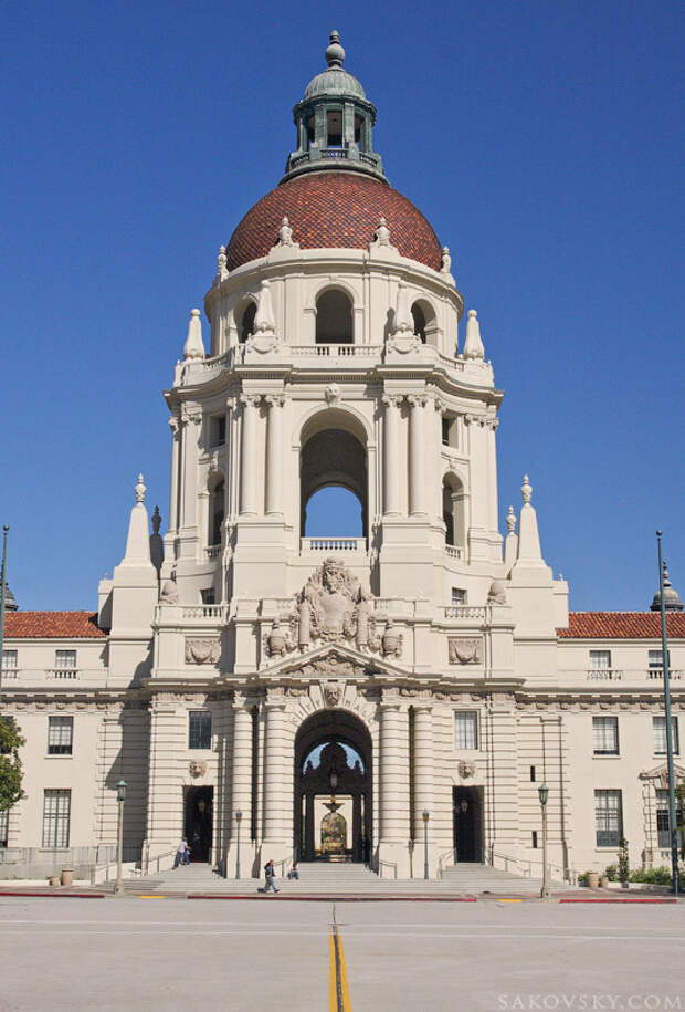 Красно-купольное здание мэрии (City Hall)