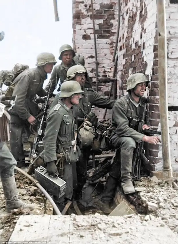 Немецкие солдаты, несущие пулемет MG 34, готовятся нанести удар по советской позиции в Сталинграде битва, вов, война, история, оружие, победа, сталинград