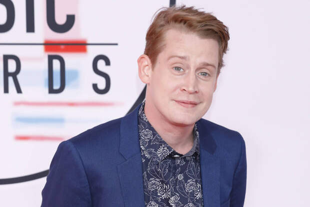 Актер Калкин запретил подходить к себе за обедом и по пути в туалет