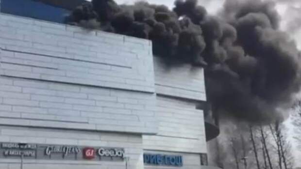 В Иркутске сгорела кровля торгово-развлекательного центра (ВИДЕО)