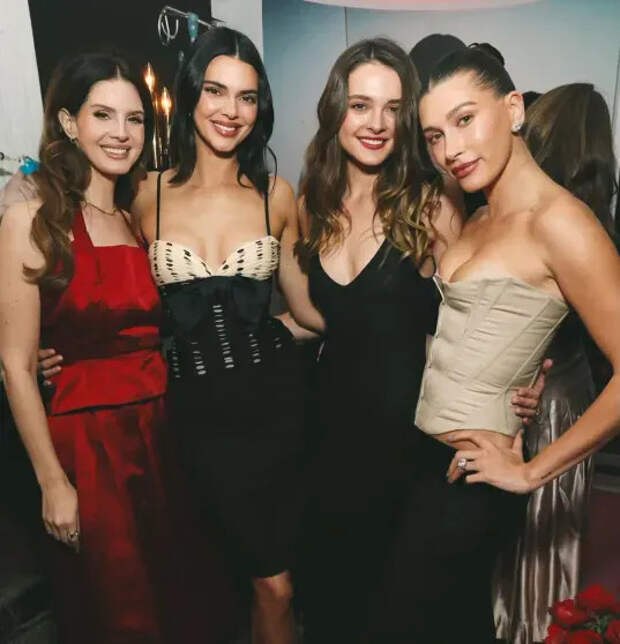 Лана Дель Рей, Кендалл Дженнер и Хейли Бибер с гостьей