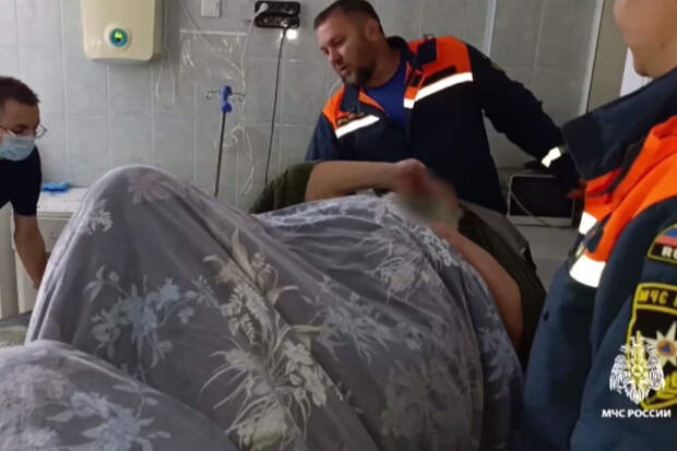 В Ставрополе пятеро спасателей помогли доставить в больницу мужчину весом 200 кг