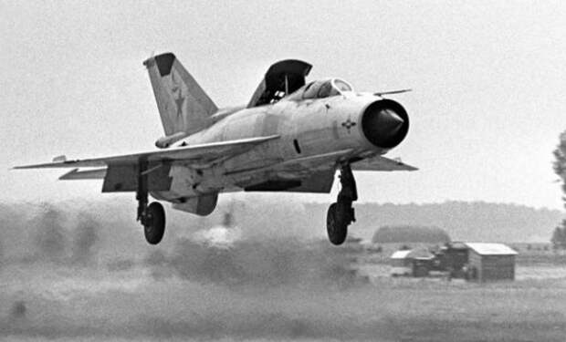 Советский летчик перепутал аэродромы и приземлился на базе НАТО. Поняв ошибку, он дал по газам