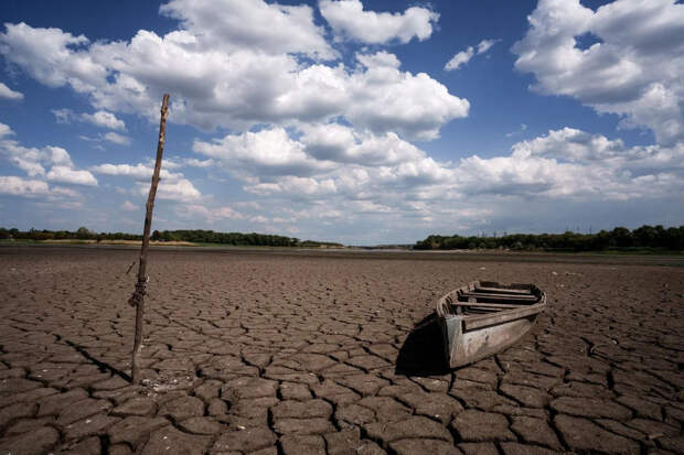 Так долго продолжаться не может. В Донецке настоящая беда. Люди терпят, спасают только "краники"