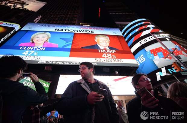 Горожане на площади Таймс-сквер в Нью-Йорке у экранов с предварительными итогами подсчета голосов на выборах президента США