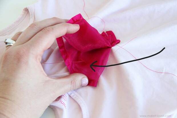 картика как украсить футболку цветком из ткани