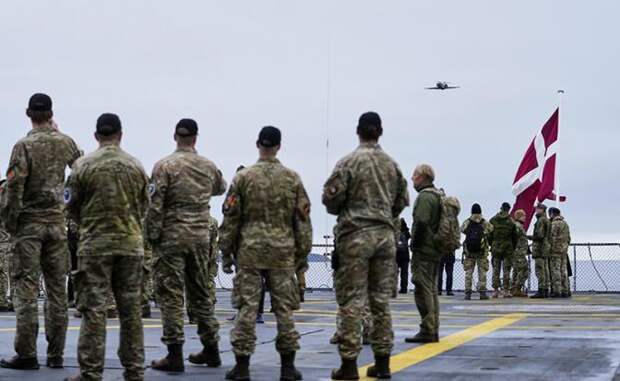 В ответ на выверты психопата Трампа Европа шлет в Гренландию войска — пока помаленьку, но тем не менее