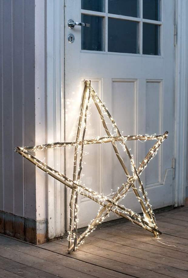 Все гениальное просто - деревянная звезда, обвитая яркими лампочками, будет выглядеть ярко и эффектно 