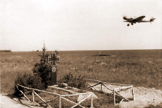 Bf 109F из состава JG 51 заходит на посадку над могилой одного из лётчиков эскадры, лето 1941 года - Если бы в бой шли одни «старики»… | Warspot.ru