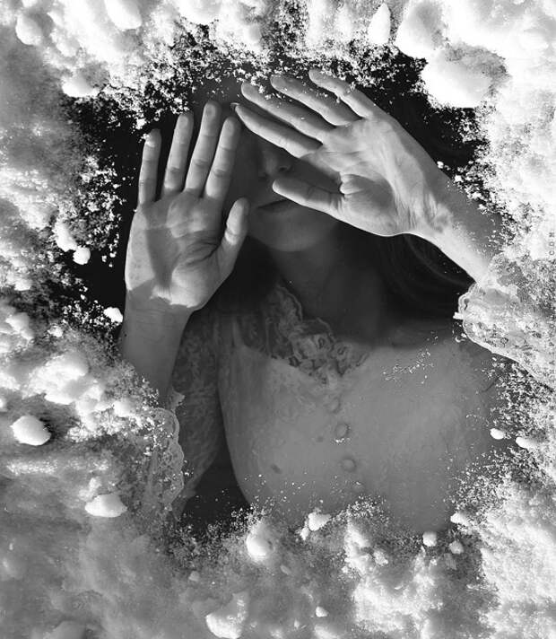 Девушка у окна зима. Зима была холодной. Зима в душе. Снег за окном. Окно зимой.