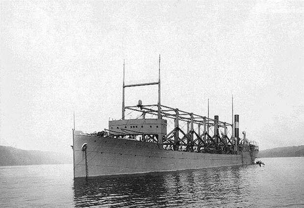 Военно-морской корабль «Циклоп» исчез в марте 1918 года, отправившись в круиз из Рио-де-Жанейро. На борту находились более 300 пассажиров и команда. Последнее сообщение было зафиксировано недалеко от острова Барбадос, после этого судно больше никогда не выходило на связь. В прессе циркулировали слухи о том, что к пропаже причастен огромный морской кальмар, потопивший корабль. Президент Вудро Вильсон, узнав о случившемся, сказал: «Только Бог и море знают, что произошло».