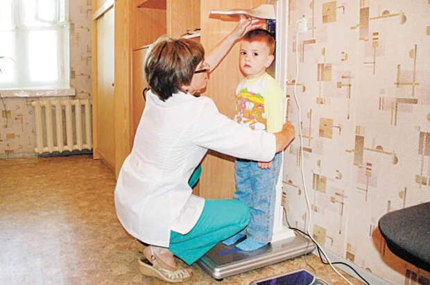 Генетик Киселёва объяснила, почему дети становятся выше родителей