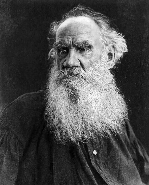 Писатель Лев Толстой, известный своей длинной бородой
