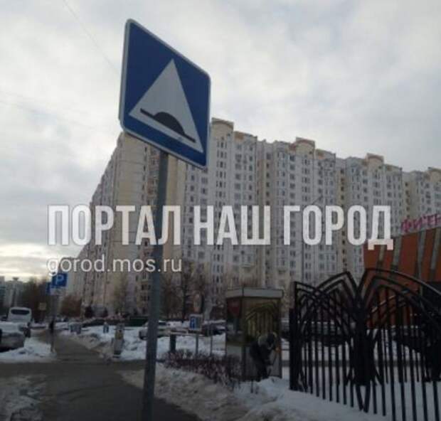 На Белореченской дорожный знак повернулся к людям спиной