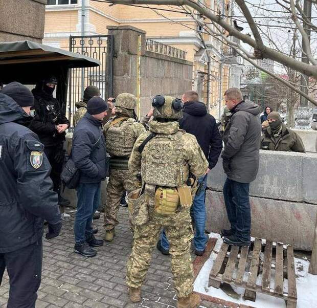 Майамский сговор под аккомпанемент обысков: как США «напоминают» Зеленскому о субординации